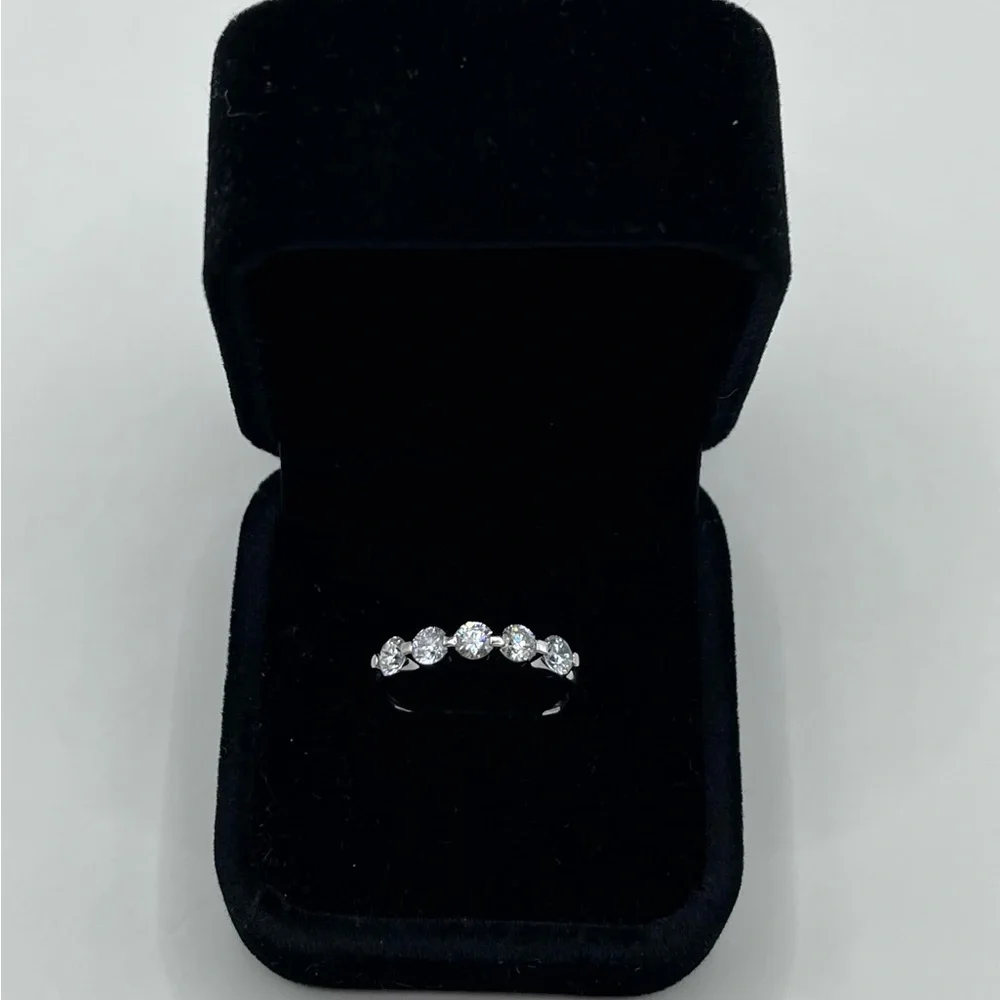 Platinum 5-stone Round Brilliant Diamond Ring 1.00 Carat Total Weight VS2 - Picture 4 of 8